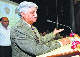 Former Army Chief General VP Malik addresses a gathering at the GGDSD College in Sector 32, Chandigarh, on Saturday