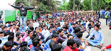 SFI activists during the bandh at HPU in Shimla on Saturday. 