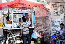 Food being prepared and sold in unhygienic conditions in the open exposing it to dust and insects in Amritsar. 