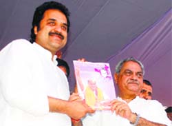 Jan Chetna Party chief Venod Sharma and HJC chief Kuldeep Bishnoi release the JCPs manifesto in Ambala on Sunday.