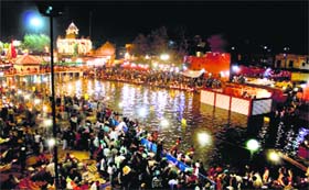 Lakhs throng the Pehowa teerth to perform jal tarpan' and pind daan rituals.