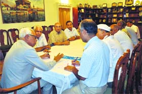Governor NN Vohra with members of the Kousar Nag Yatra Prabandhak Samiti at Raj Bhawan in Jammu on Sunday