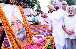 Ravneet Bittu, Ludhiana MP, and Tej Parkash, former minister, pay tributes to slain Congress leader Beant Singh at Sector 42, Chandigarh, on Sunday