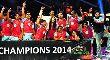 The Jaipur team, along with the owners Aishwarya Rai and Abhishek Bachchan, celebrates after winning the Pro-Kabbadi League
