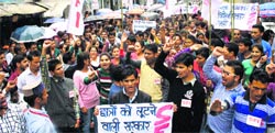SFI activists raise slogans against fee hike during a protest at the Secretariat in Shimla on Monday. Tribune photo: Amit Kanwar