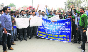 MGNREGA employees hold a protest in Srinagar on Monday. 