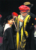 Governor NN Vohra presents a medal to a student.