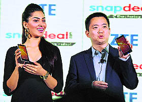 Femina Miss India International Jhaklekha Malhotra and ZTE India CEO (Mobile Business) Yuan Kang at the launch of ZTE V5 mobile phone in New Delhi on Tuesday.