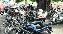 Haphazardly parked two-wheelers at the Disrict Courts Complex in Jalandhar. Photo: Sarabjit Singh