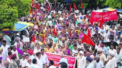 Activists of the Left parties, including the CPI, CPM and CPI(ML), hold a rally outside the DC office in Jalandhar on Tuesday. Photo: Sarabjit Singh
