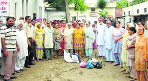 Residents dump garbage at the Municipal Council office in Mandi Ahmedgarh on Tuesday. 