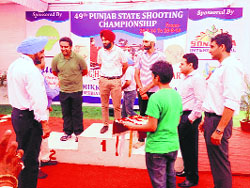 Shooter Karanpartap Singh Randhawa (in red turban) during the felicitation ceremony