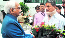 Chief Minister Harish Rawat welcomes Vice President Hamid Ansari on his arrival in Mussoorie
