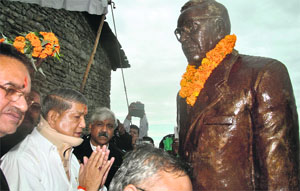 Uttarakhand Chief MInister Harish Rawat pays tributes to a martyr of the statehood agitation at the newly built Shaheed Sthal in Mussoorie on Tuesday. A Tribune photograph