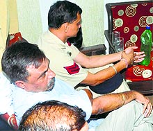 The SHO, Rajesh Shukla, and head constable Mukesh Kumar (in uniform), who were caught taking a bribe
