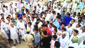 Congress workers hold a protest over poor availability of canal water at Gharsana in Sriganganagar on Wednesday
