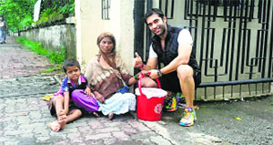 Kushal Punjabi taking Rice bucket challenge