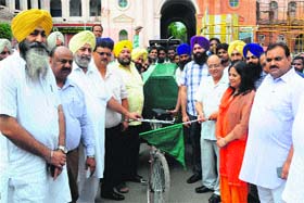 MC Commissioner Pardeep Sabharwal and Mayor Bakshi Ram Arora flag off garbage lifting handcarts from the Town Hall premises during a cleanliness drive in Amritsar on Wednesday