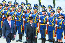 Malaysias King Abdul Halim and Chinese President Xi Jinping (L) inspect guard of honour in Beijing