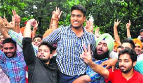 Jaskirat (SOI, INSO and PUSU alliance) lifted by supporters at GGDSD College, in Sector 32.