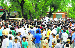 A mob blocks the national highway