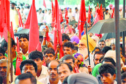 Activists of the Communist Party of India (CPI), CPI-M, CPM-Punjab and CPI (ML-Liberation) take out a rally in Ludhiana. Photo: Inderjeet Verma