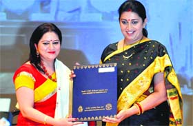 DAV International School principal Anjana Gupta receives CBSE Award for Teachers from Union HRD Minister Smriti Irani.