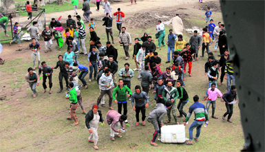 Civilians scramble to collect food material airdropped by an IAF chopper in the flood-hit Kashmir valley.