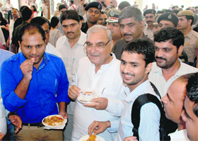 Haryana CM Bhupinder Singh Hooda enjoys tea and refreshments with awardees after the Haryana Pratibha Samman Samaroh in Panchkula on Tuesday. 