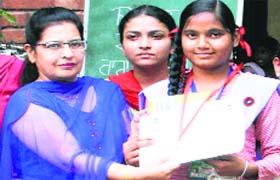 Komal being honoured with a medal and a certificate in Ludhiana