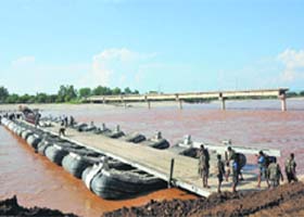 The Army builds a pontoon bridge across the Tawi