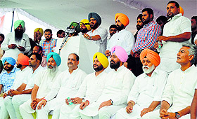Congress leader Jassi Khangura speaks at Chhapar Mela. Also seen in the picture are MP Ravneet Singh Bittu, PPCC chief Partap Singh Bajwa and CLP leader Sunil Jakhar.