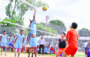 A match in progress during the four-day Inter-District Volleyball Championship at Pavilion Ground in Dehradun on Tuesday.