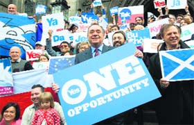 Scottish First Minister Alex Salmond (C) with pro-independence supporters in Edinburgh, Scotland, on Tuesday