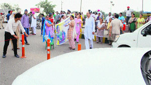 The family of Gurparkash Singh staged a protest at Bhandari Bridge to demand his release in Amritsar on Wednsday.