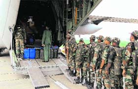 Soldiers and supplies being airlifted by an aircraft from Bathinda to Srinagar