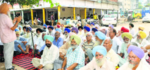 The pensioners stage a dharna in Ludhiana.