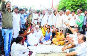 Congress workers hold a dharna in Hoshiarpur on Wednesday