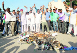 Activists of the Valmiki community burn an effigy of Mahant Malkeet Nath and Om Parkash Gabbar on the Batala road.