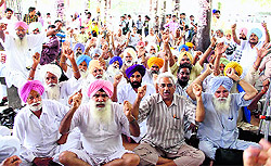 Members of the PRTC Pensioners Association stage a dharna at thhe mini bus stand in Bathinda