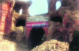 The building of the Sultanpur Lodhi police station, which was housed in a historical monument, came crumbling down in Kapurthala on Thursday