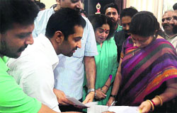 Leaders of the SOI submit a memorandum to Union HRD Minister Smriti Irani at the BJP office in Sector 33, Chandigarh, on Saturday. A Tribune Photograph