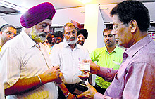Office-bearers and workers of the BJP collect donations from shopkeepers at the AC Market in Ludhiana