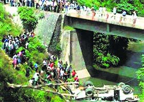 The bus that plunged into a stream in Tehri district
