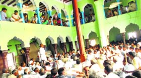 The mahapanchayat has decided to station a surveillance team at the Government College's entrance to check hooliganism and maintain discipline in Birohar village.