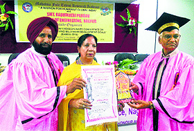 Gurcharan Kaur Kochar receives Dr Amrita Pritam Literary National Award. 