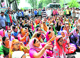Balawala villagers protest on the Dehradun-Haridwar highway on Sunday against the failure of the Dehradun police to arrest the robbers who killed a youth. 