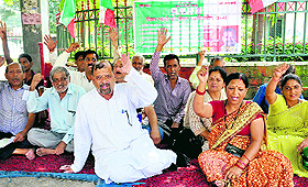 Workers of the UKD (Panwar) hold a dharna in support of their demands in Dehradun on Saturday.