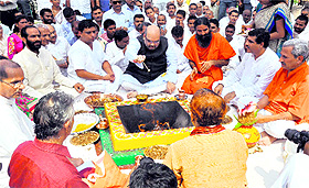 BJP national president Amit Shah, along with Ramdev, performs a yajna at Patanjali Yogpeeth in Haridwar on Sunday