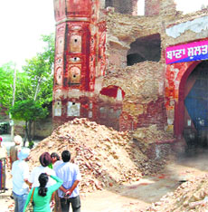 An inspection team at damaged Lahori Gate in Sultanpur Lodhi on Monday.